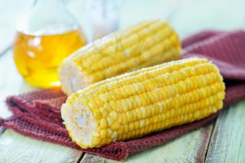 boiled corn on napkin and on a table