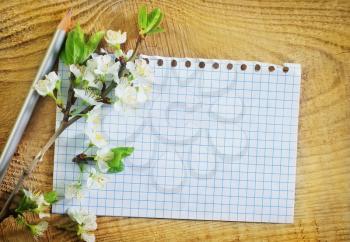 flowers and note on wooden background