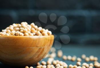 raw chickpea in bowl and on a table