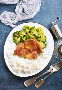 boiled rice with fried meat and broccoli