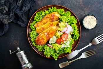 fried chicken breast with green salad and sauce