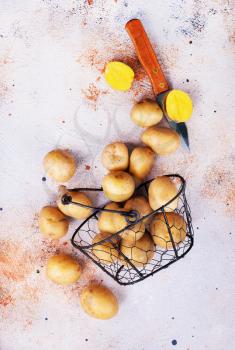 raw potato on a table, raw potato in basket
