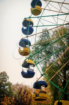 Ferris wheel in the park on a cloudy autumn day