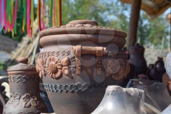 Ornamented pots made of clay. Decorative glassware.