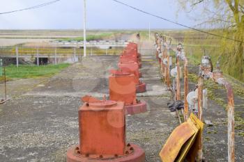 Valves for opening pipes of a water pumping station. Gateway opening system.