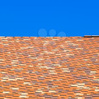 Roof from multi-colored bituminous shingles. Patterned bitumen shingles