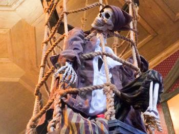 Pirates dead with skull and bones Halloween decoration