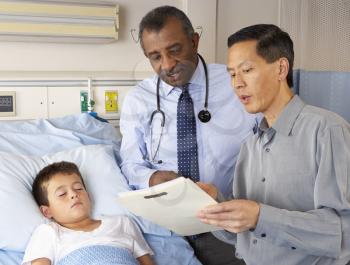 Doctors Visiting Child Patient On Ward