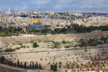 Ancient Jerusalem and the Dome of the Rock Kubbat Masjid al-Sahra. The ancient Jewish cemetery on the Mount of Olives
