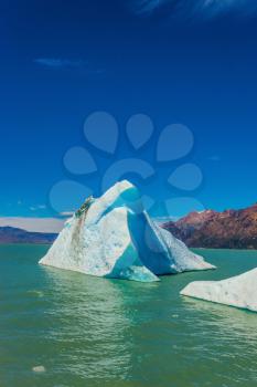 Argentina Patagonia, emerald water of the lake Viedma. White-blue ice floe drifts from coastal glacier