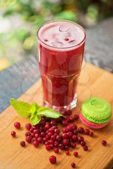 Summer cranberries smoothie with macaron