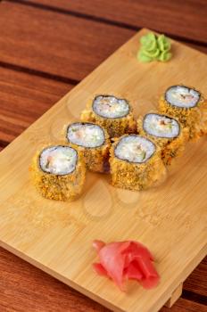 Hot roll with fresh salmon, cream cheese and cucumber