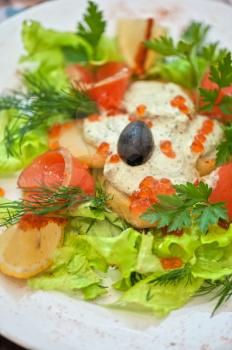 vegetable salad with smoked salmon 