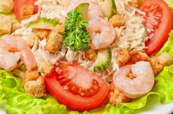 salad with shrimp, vegetables and crackers