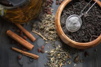 tea composition with cinnamon sticks, lemons