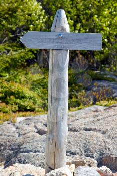 Hiking marker on the trail in Acadia National Park, Maine.