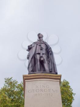 King George and Queen Elizabeth monument in London Mall