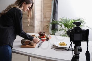 Female food photographer working in home studio�