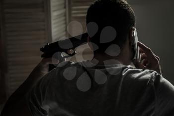 Man with gun calling his family before committing suicide at home�