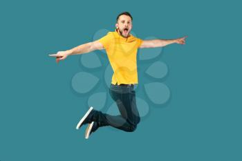 Screaming jumping man on color background�