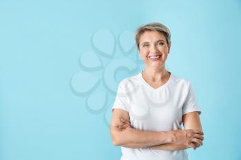 Sporty mature woman on color background�