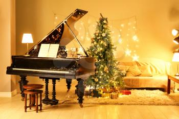 Grand piano in room decorated for Christmas�