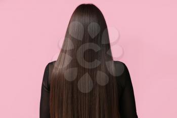 Young woman with beautiful straight hair on color background�