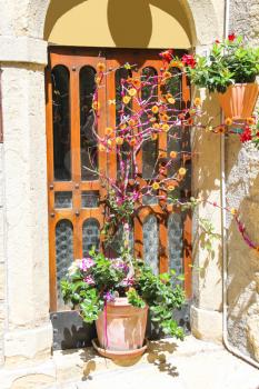 Decorative flower arrangement near the door of the Italian house