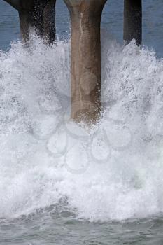 Ocean wave breaking the pier column
