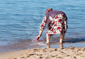 Women wash clothes in the lake