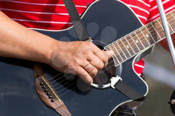 hand man playing the guitar