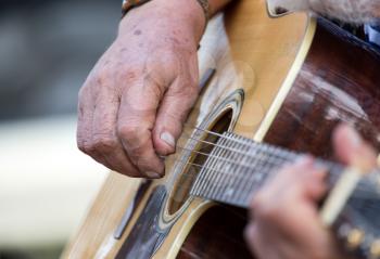 hand man playing the guitar