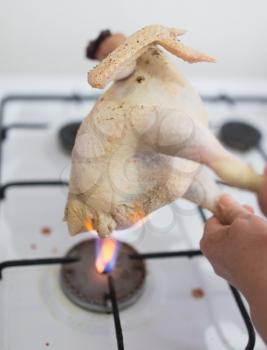 Singing a chicken on a flame of fire