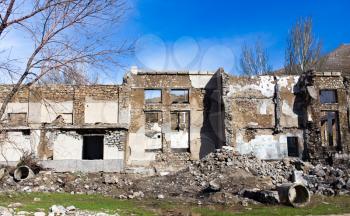 The ruins of an old house against the blue sky .