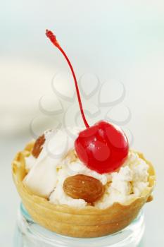 curd dessert with raisins and cherries in a basket