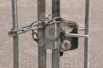 A chain hanging on a abandoned gate (Holland)