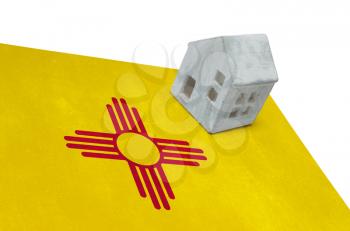 Small house on a flag - Living or migrating to New Mexico