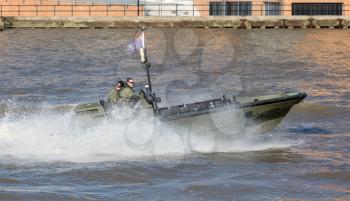 London, United Kingdom - Februari 21, 2019: Small boat of the Royal Navy practicing on the Thames on februari 21, 2019.