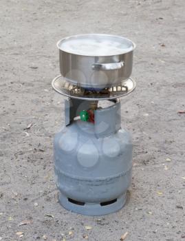 Cooking in the desert - Simple gas bottle with burner