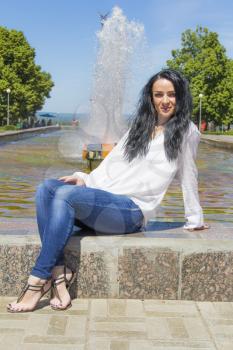 Photo of Caucasian brunette woman on fountain background