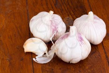garlic bulbs on wooden table