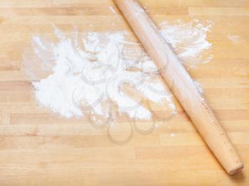 wheat flour and rolling pin on wooden table