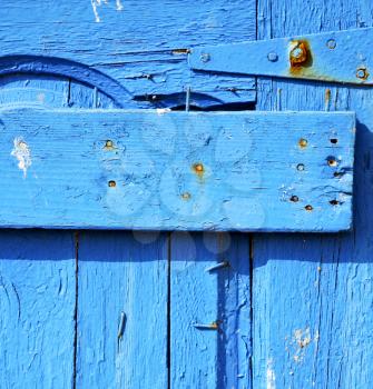 metal nail dirty     stripped paint in the brown   red wood door and rusty  knocker