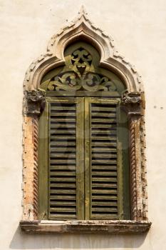 old green window grate in verona  