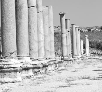  old construction in asia turkey the column  and the roman temple 