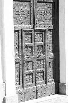 old door    in italy land europe architecture and wood the historical   gate