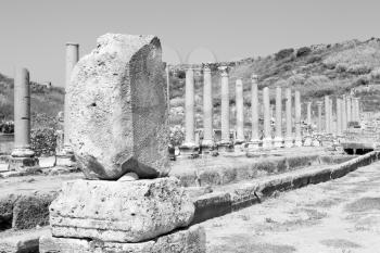  old   construction in asia turkey the column  and the roman temple 