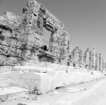  old   construction in asia turkey the column  and the roman temple 