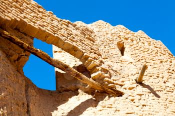 blur in iran the old castle near saryadz brick and sky
