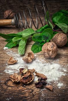 walnuts ingredient in the preparation of dough for pecan dessert